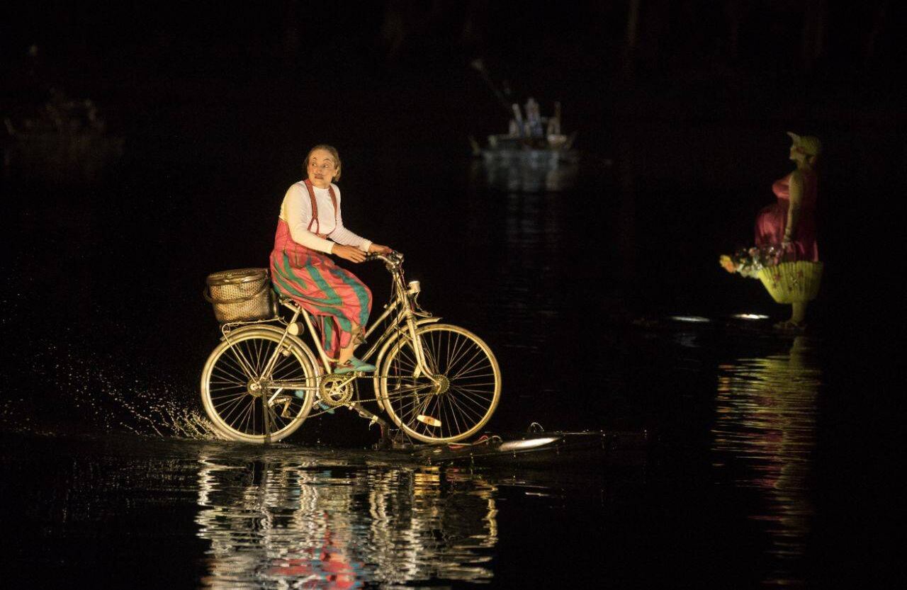 El show mostró carros y bicicletas flotantes, personas que caminaron sobre el agua y fuegos artificiales. Foto: Esteban Vega