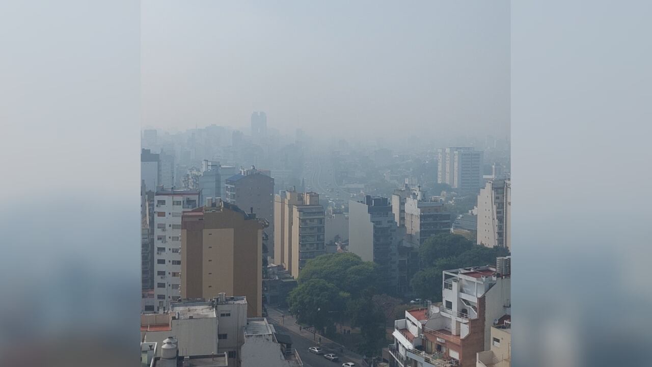 Humo en Buenos Aires derivado de incendio en Uruguay.