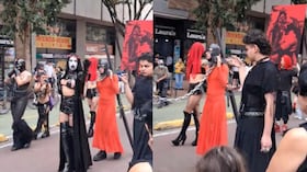 Grupo de "satánicos" marchando por la carrera Séptima en Bogotá.