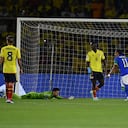 El delantero brasileño Vinicius Jr (izq) celebra después de que el delantero Gabriel Martinelli (no en el cuadro) anotara durante el partido de fútbol de clasificación sudamericana para la Copa Mundial de la FIFA 2026 entre Colombia y Brasil en el Estadio Metropolitano Roberto Meléndez en Barranquilla, Colombia, el 16 de noviembre de 2023.