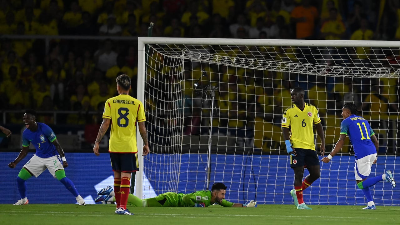 El delantero brasileño Vinicius Jr (izq) celebra después de que el delantero Gabriel Martinelli (no en el cuadro) anotara durante el partido de fútbol de clasificación sudamericana para la Copa Mundial de la FIFA 2026 entre Colombia y Brasil en el Estadio Metropolitano Roberto Meléndez en Barranquilla, Colombia, el 16 de noviembre de 2023.
