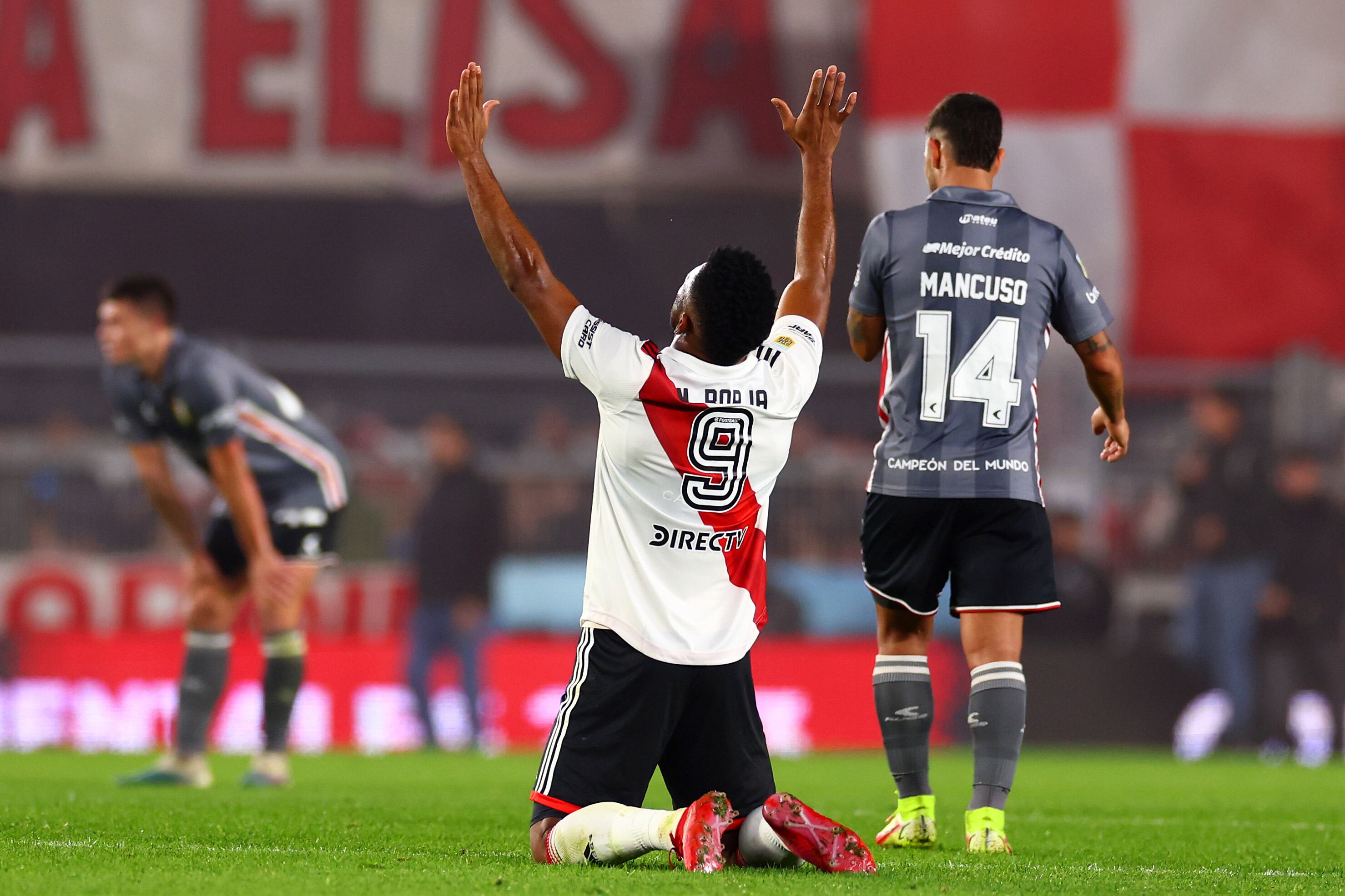 El delantero colombiano Miguel Borja celebra el título de liga con River.
