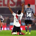 El delantero colombiano Miguel Borja celebra el título de liga con River.