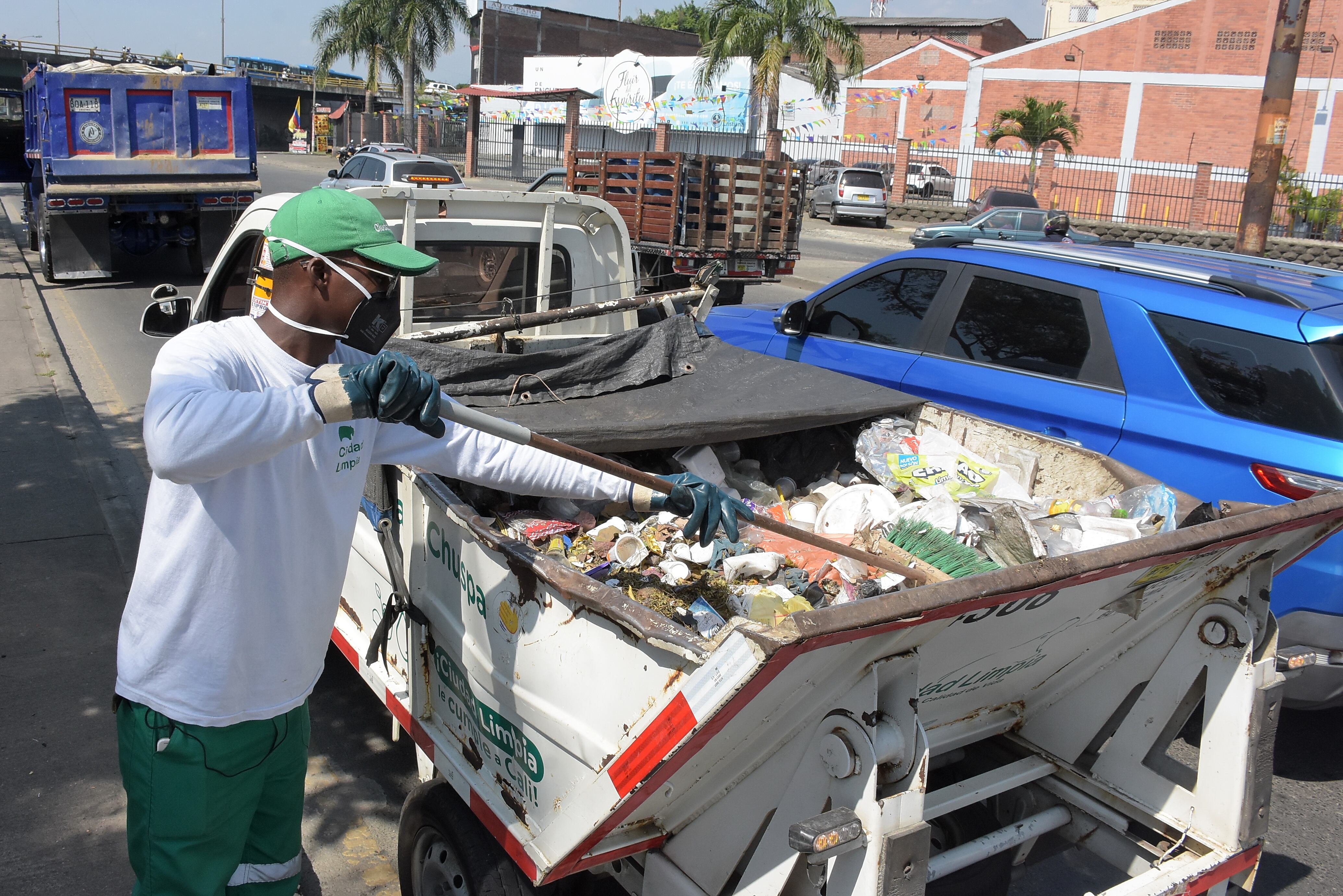 PLAN ESPECIAL DE LIMPIEZA EN 49 CORREDORES VIALES
La Administración Distrital con las empresas de aseo Ciudad Limpia, Veolia, Promocali y Promovalle, se permiten presentar el plan de limpieza especial para 49 corredores viales de Cali impactados por el arrojo clandestino de residuos.
El plan, que estará vigente hasta el próximo 31 de diciembre, consiste en recorridos adicionales de recolección que se van a hacer en corredores viales como lo son la Avenida Ciudad de Cali, Calle 1, Calle 5, Carrera 10, Carrera 15, Calle 25, Autopista Suroriental, Avenida Simón Bolívar.
Con el plan, también se atenderá la recolección de Residuos de Construcción y Demolición, RCD, también conocidos como escombros, arrojados de forma clandestina en los corredores priorizados.
Para ello, las empresas de aseo con la Administración Distrital dispusieron de maquinaria y personal adicional. En total, se dispusieron de 40 vehículos, entre volquetas, maquinaria amarilla y carros recolectores. Así mismo, se dispusieron 120 personas que estarán sensibilizando a la ciudadanía sobre el manejo adecuado de residuos sólidos en los 49 corredores y zonas aledañas.