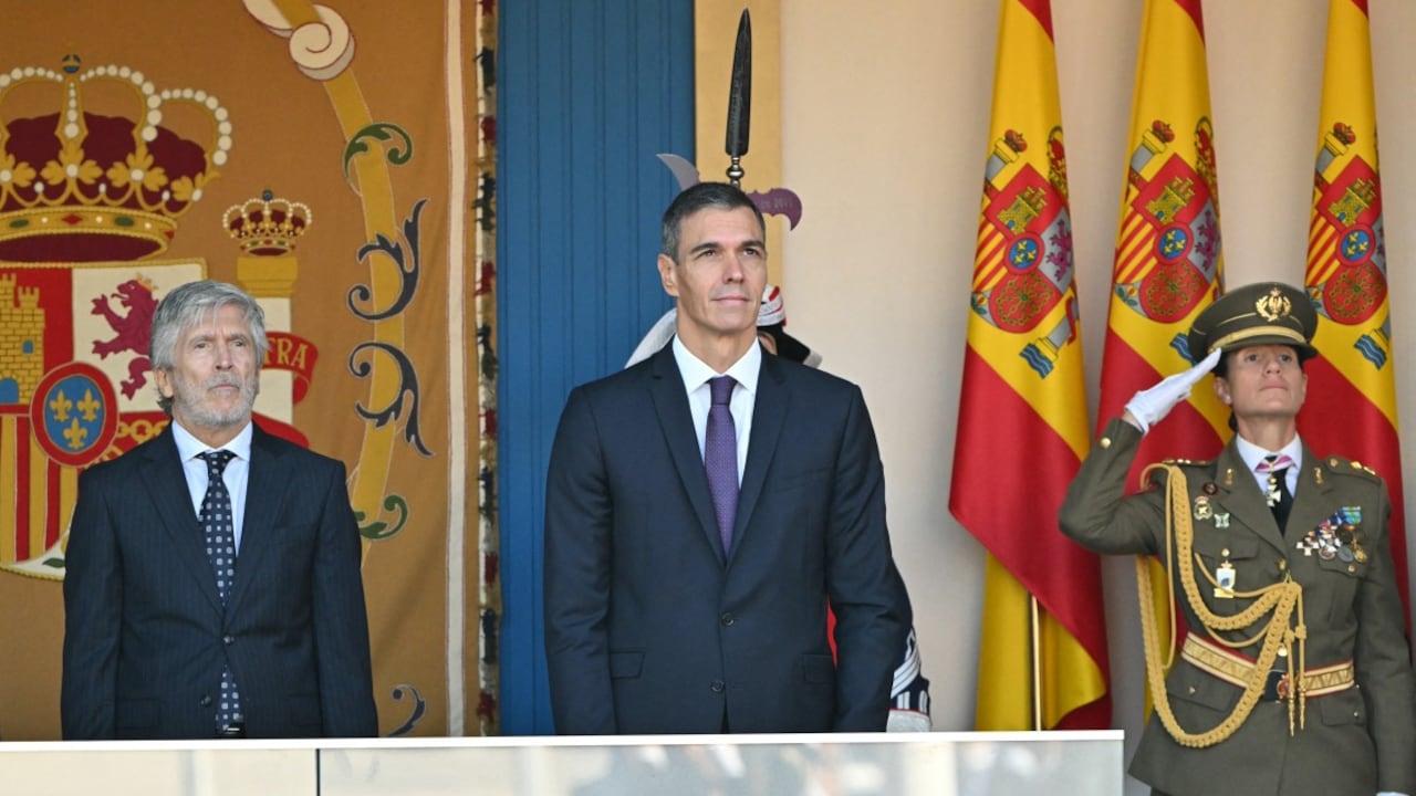 El presidente del Gobierno, Pedro Sánchez (centro), y el ministro del Interior de España, Fernando Grande-Marlaska (izquierda), asisten al desfile militar del Día de la Hispanidad en Madrid, el 12 de octubre de 2026. (Foto de JAVIER SORIANO / AFP)