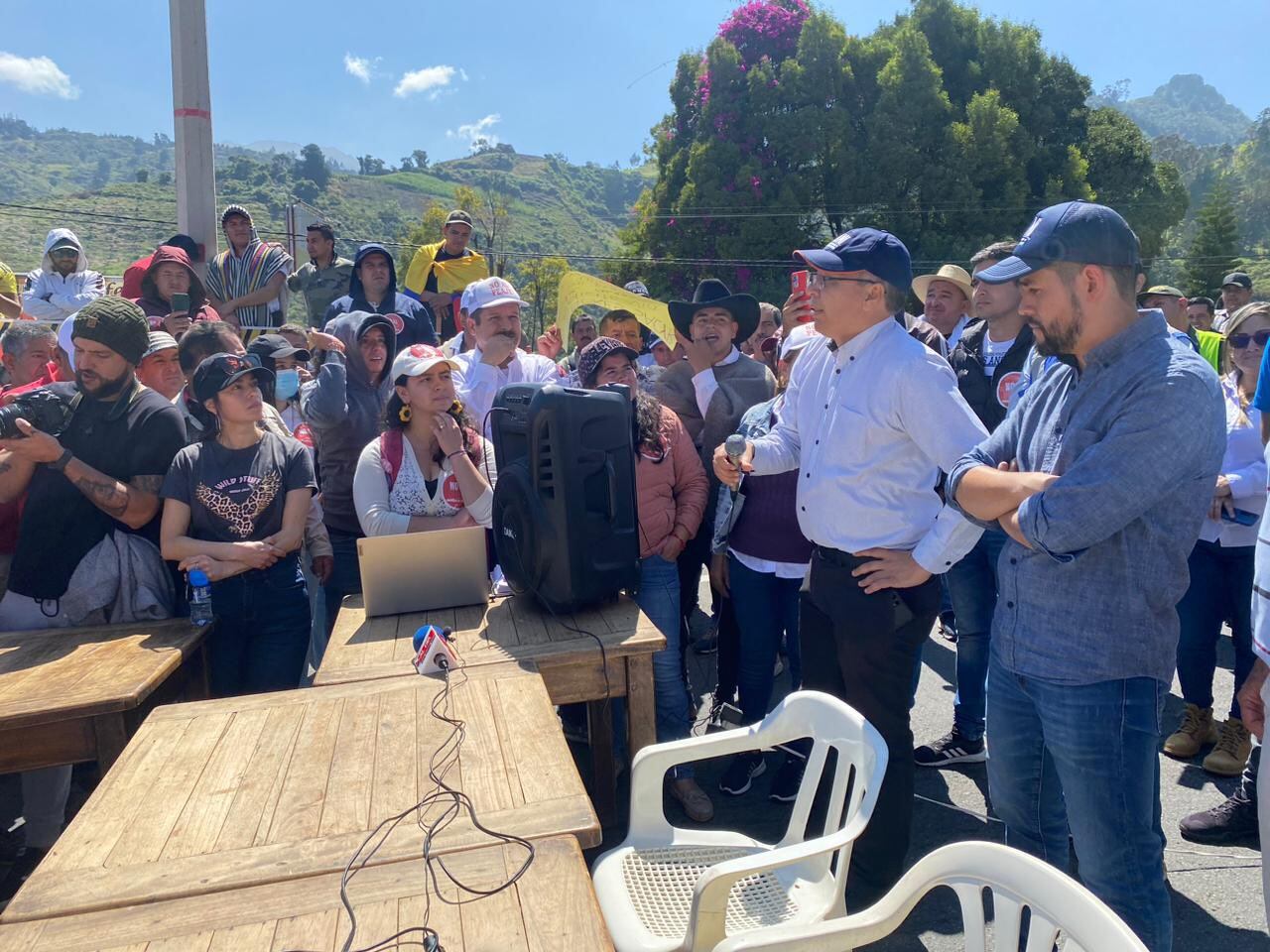 Desde el mediodía el presidente de la ANI instaló una mesa de diálogo con la comunidad.