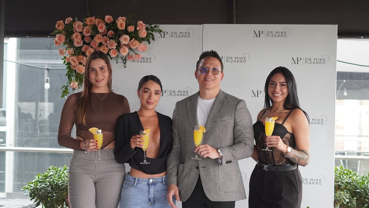 El doctor Mike Pizarro acompañado de varias de sus pacientes, en el brunch que celebra la expansión de su marca.