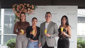 El doctor Mike Pizarro acompañado de varias de sus pacientes, en el brunch que celebra la expansión de su marca.