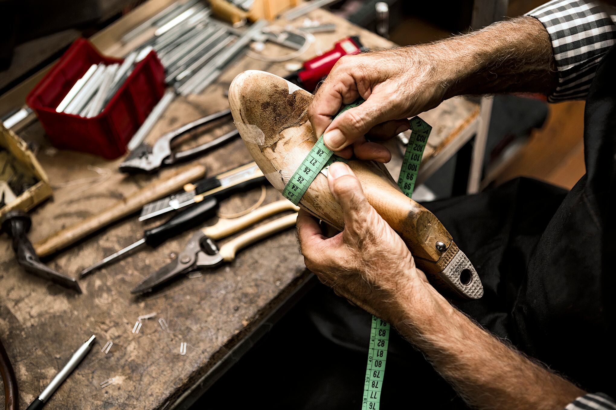Pinzas, martillo y cuchillos, todos especialmente para zapateros, hacen parte del proceso de fabricación.