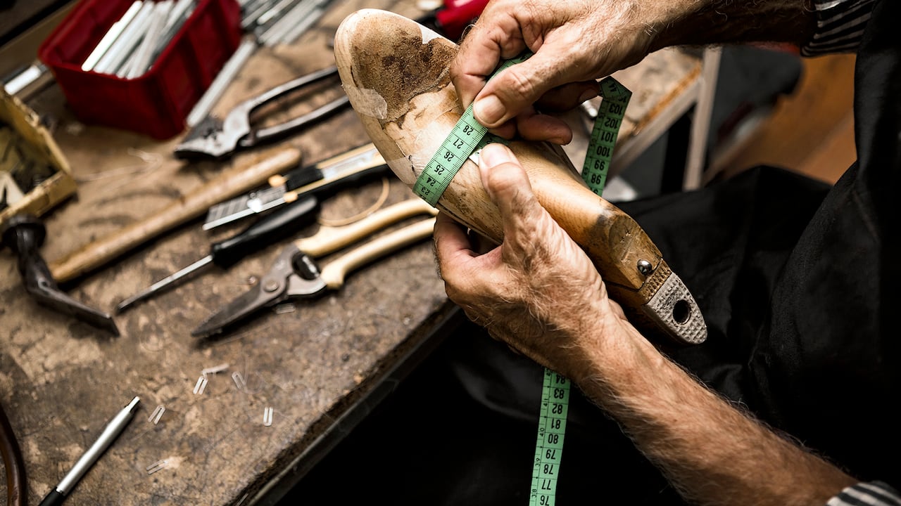 Pinzas, martillo y cuchillos, todos especialmente para zapateros, hacen parte del proceso de fabricación.