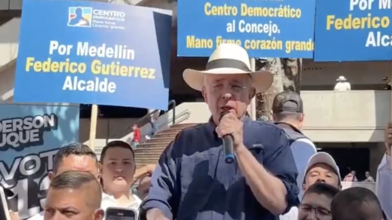 Álvaro Uribe haciendo campaña por Federico Gutiérrez.