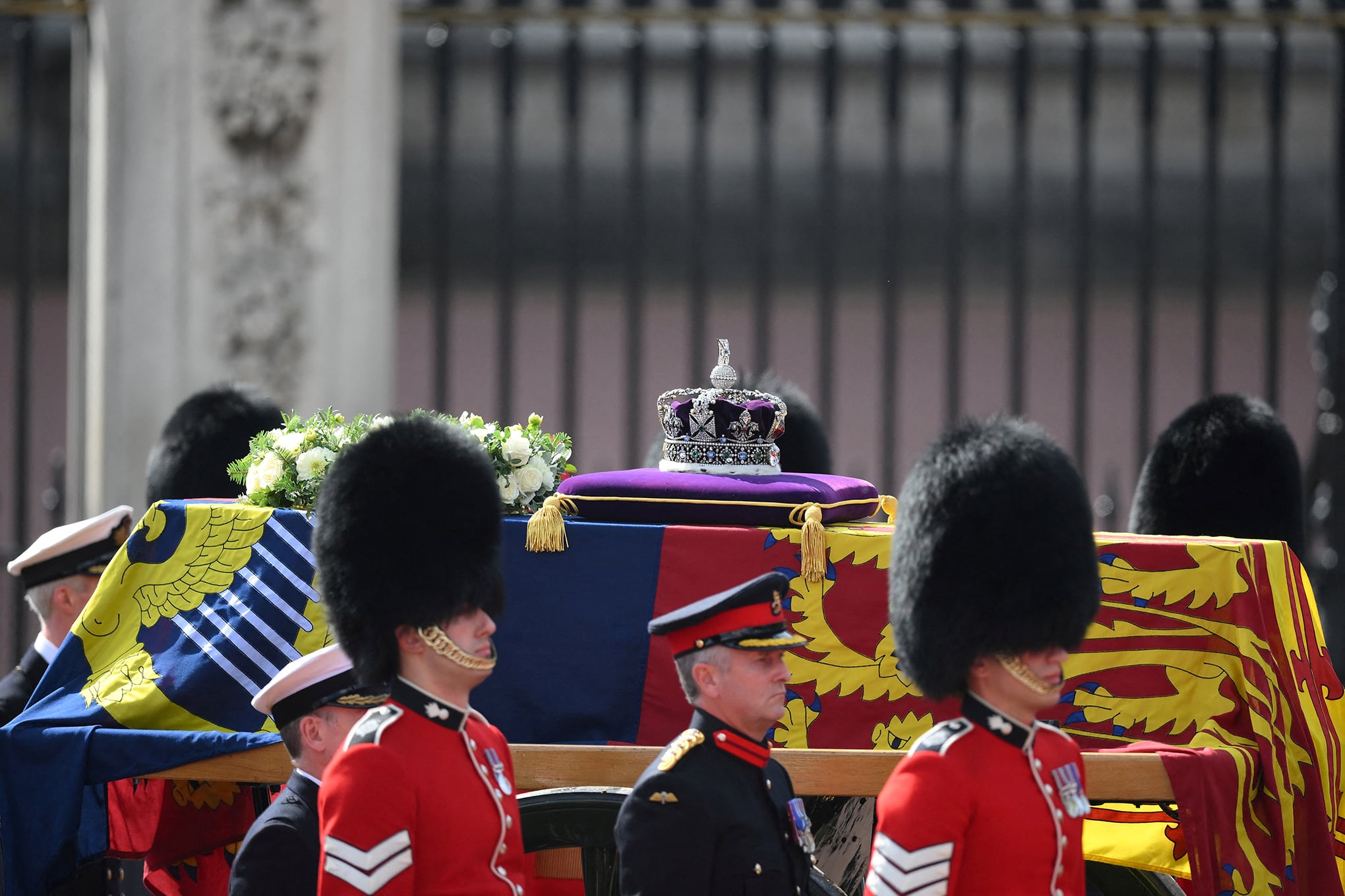 En imágenes : Procesión del ataúd de la reina por Londres