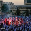 Israelíes protestan contra los planes del gobierno del primer ministro Benjamin Netanyahu para reformar el sistema judicial, y en apoyo a la Corte Suprema, en Jerusalén, el 11 de septiembre de 2023. (AP Foto/Ohad Zwigenberg)