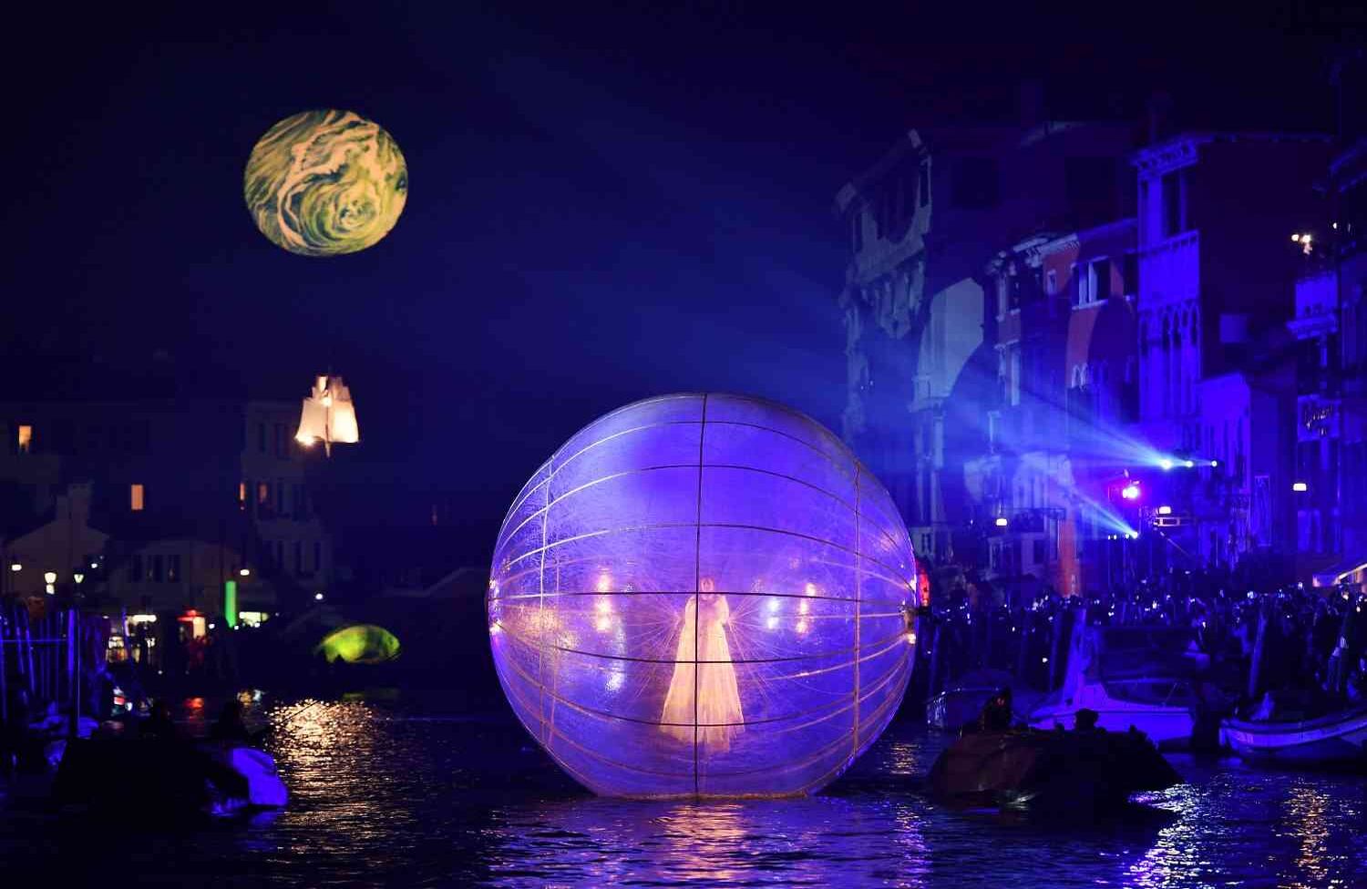 Artistas participan del evento 'Tutta colpa della Luna' o 'Culpa de la luna' en el Río de Cannaregio. El desfile nocturno conmemoraba los 50 años de la llegada del hombre a la luna. FOTO: Vincenzo PINTO / AFP