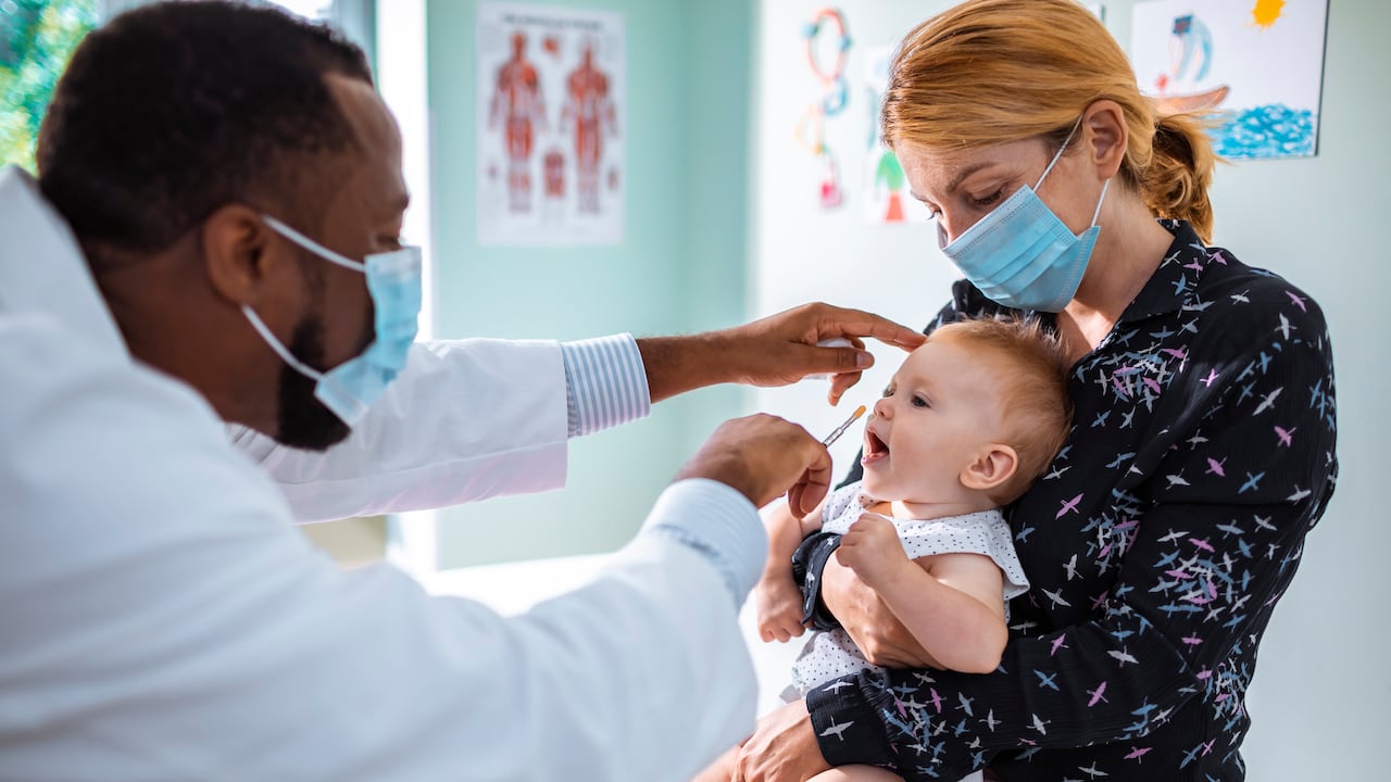 Cerca de un pediatra que vacuna a su paciente.