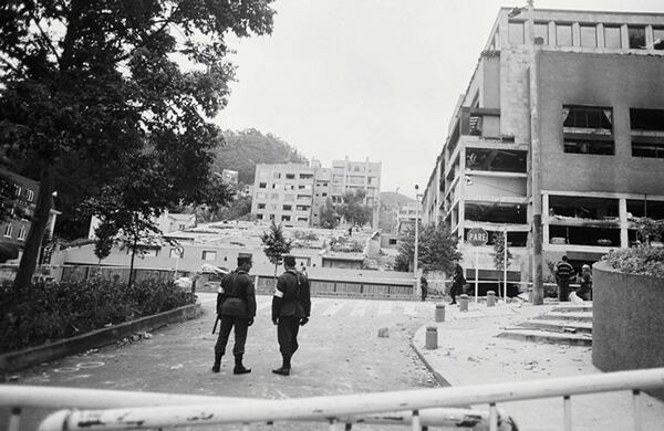 Al día siguiente, sábado, se podía ver el daño que la bomba ocasionó en casas vecinas.