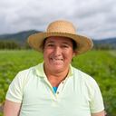 Más del 60 por ciento de alimentos que se consumen en Colombia los producen mujeres campesinas, pero solo el 26 por ciento de las unidades productivas están a su cargo. Las mujeres realizan tareas como ordeñar o cultivar al mismo tiempo que se responsabilizan de las labores del hogar. Por eso la titularidad de tierras en esos casos es menor. Foto: GettyImages