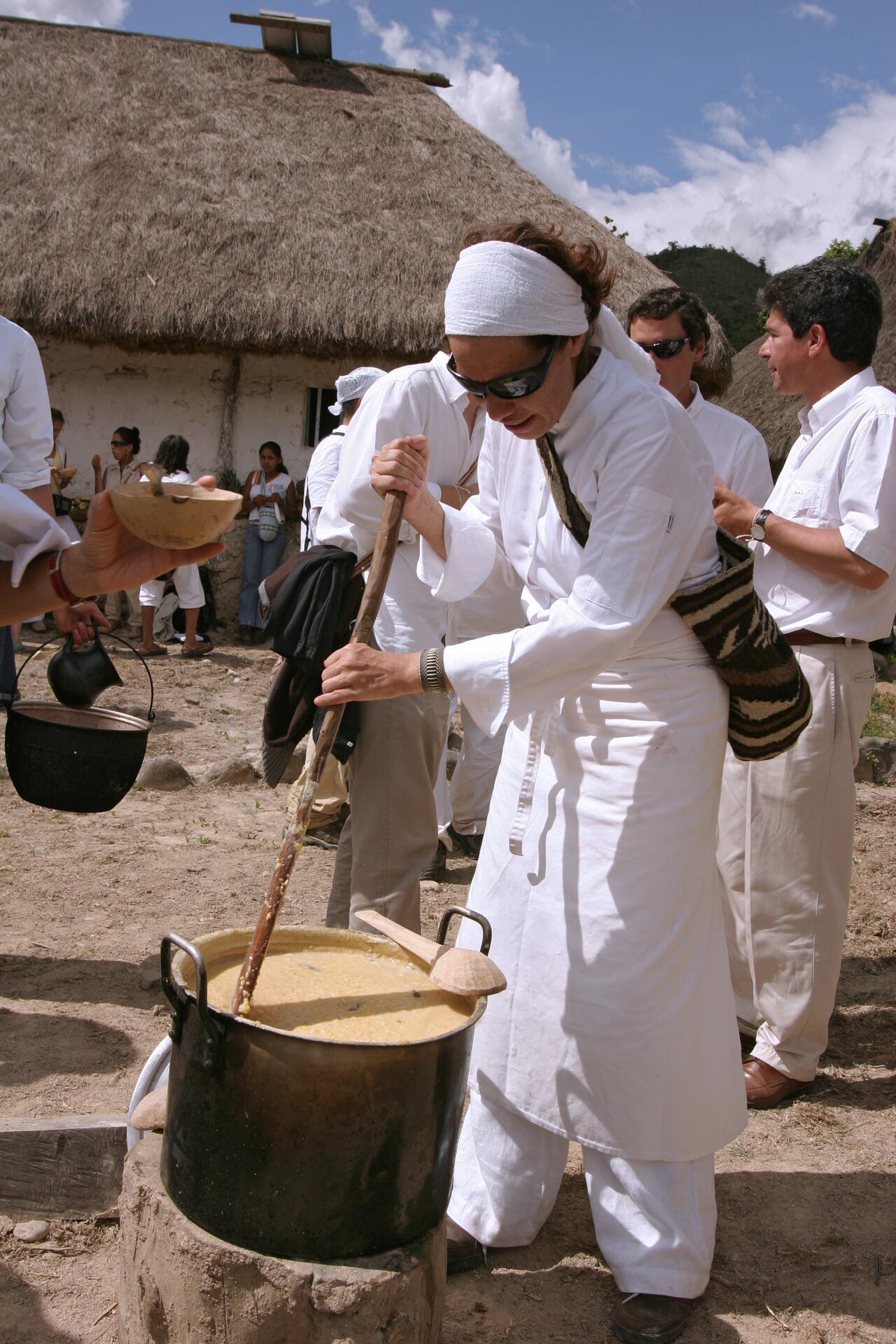 Chef Leonor Espinosa con su fundación en Nabusimake asentamiento de la Comunidad Indígena Arhuaca, ubicado en el Municipio de Pueblo Bello
Dpto del Cesar junio 2007
Foto Guillermo Torres Reina / Semana