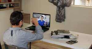 Migrante venezolano desarrolló un curso digital básico de pilotaje totalmente gratuito traducido al lenguaje de señas.