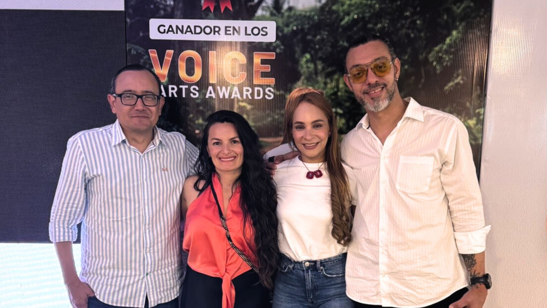 De izquierda a derecha: el
periodista Carlos Marín, Isabel Junca, voice over talent; la autora, Martha Ruiz y Daniel Gómez, ingeniero de Sonido.