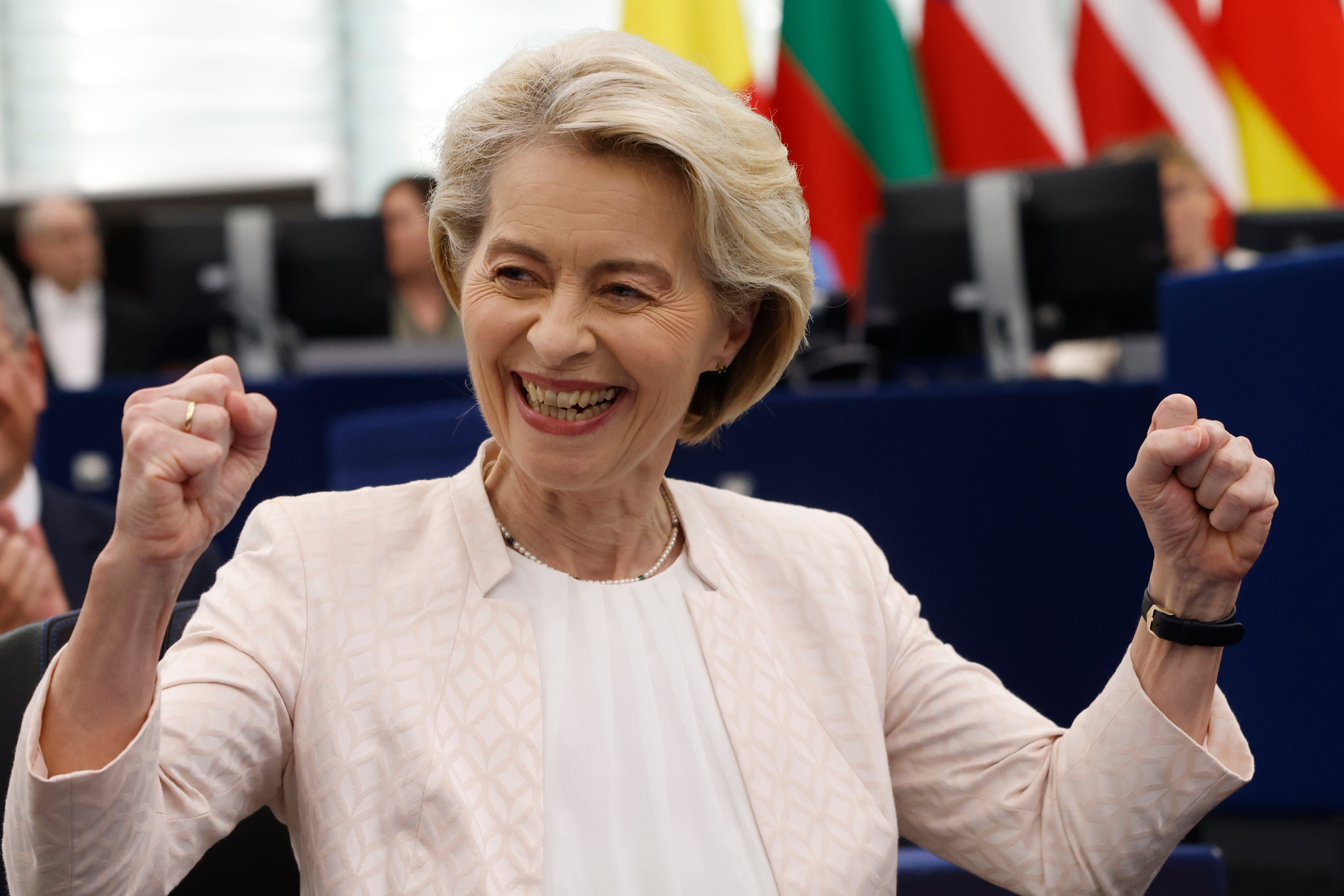La presidenta de la Comisión Europea, Ursula von der Leyen, reacciona tras el anuncio de la votación en el Parlamento Europeo en Estrasburgo, este de Francia, el jueves 18 de julio de 2024.