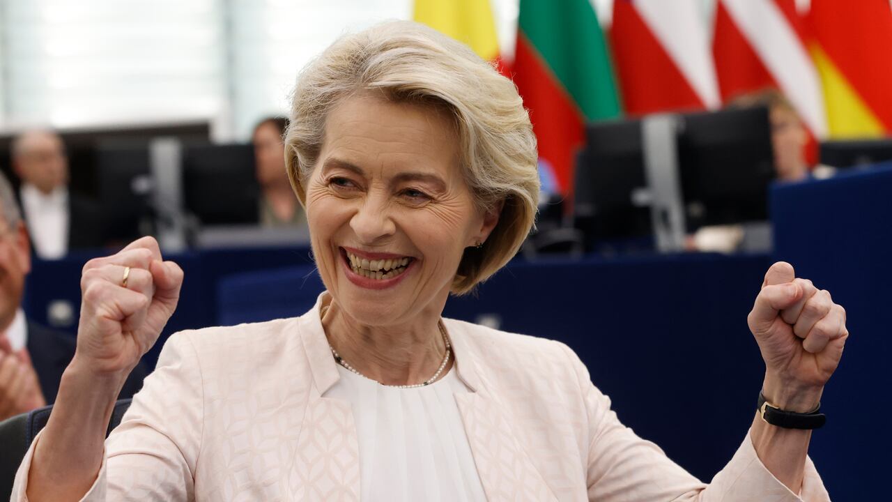 La presidenta de la Comisión Europea, Ursula von der Leyen, reacciona tras el anuncio de la votación en el Parlamento Europeo en Estrasburgo, este de Francia, el jueves 18 de julio de 2024.