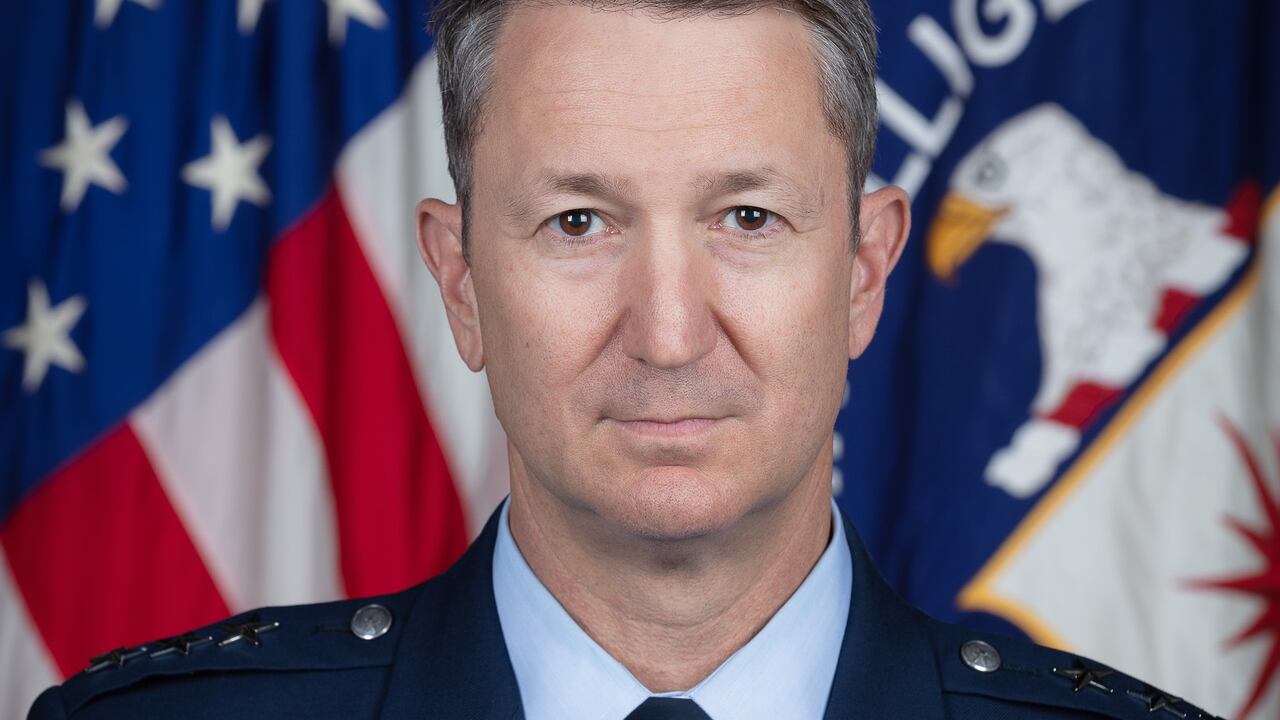 Como Piloto de Mando, ha acumulado más de 2800 horas en el F-16, incluyendo más de 150 horas de combate.