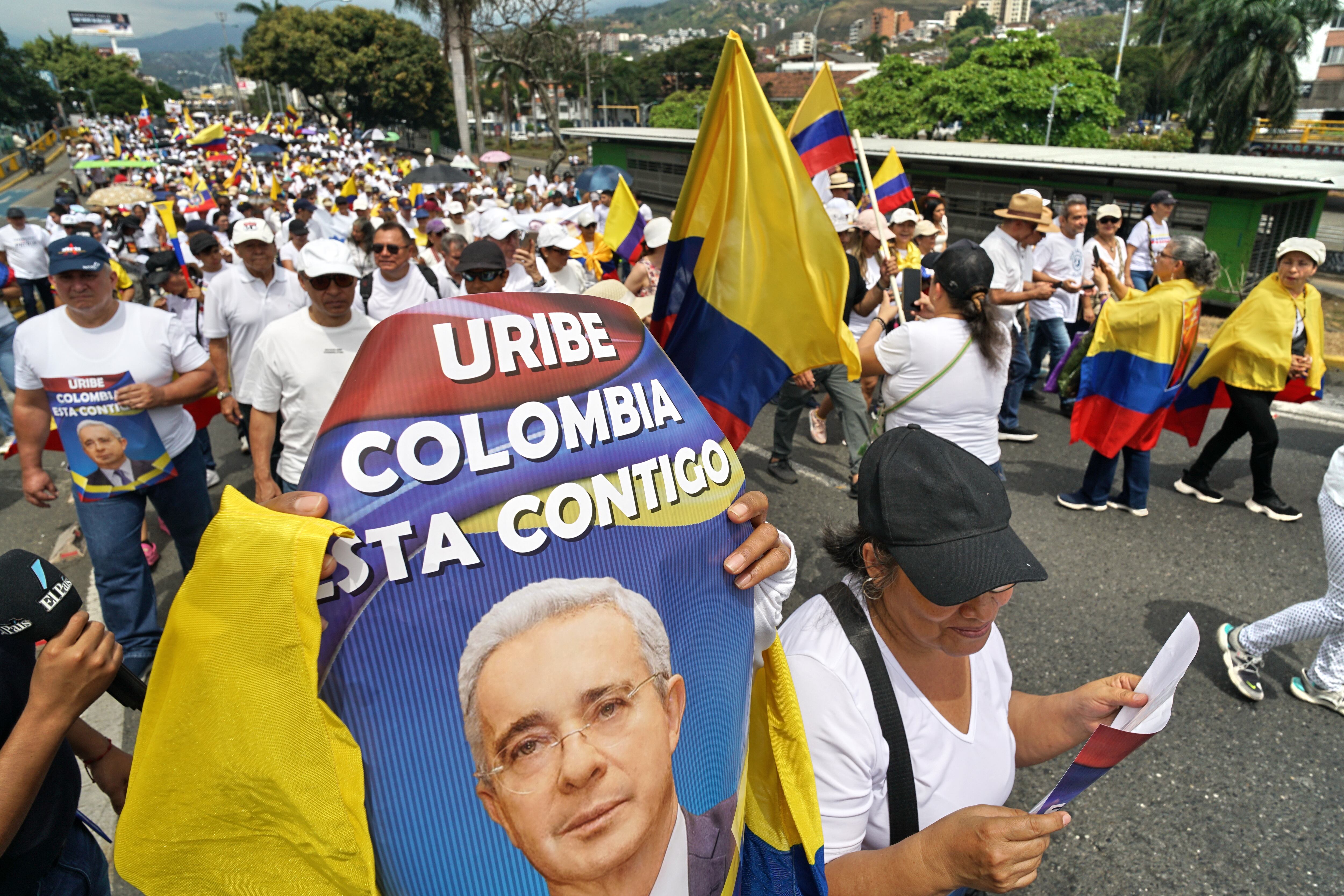 Marchas en apoyo al expresidente Álvaro Uribe en Cali. Foto Jorge Orozco