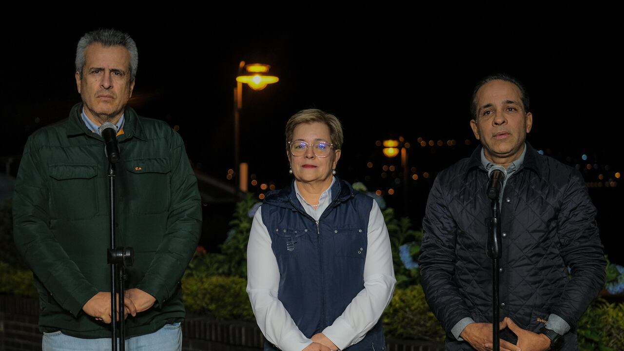 Los ministros del Interior, Luis Fernando Velas; de Trabajo, Gloria Inés Ramírez; y el director del DNP, Alexander López.
