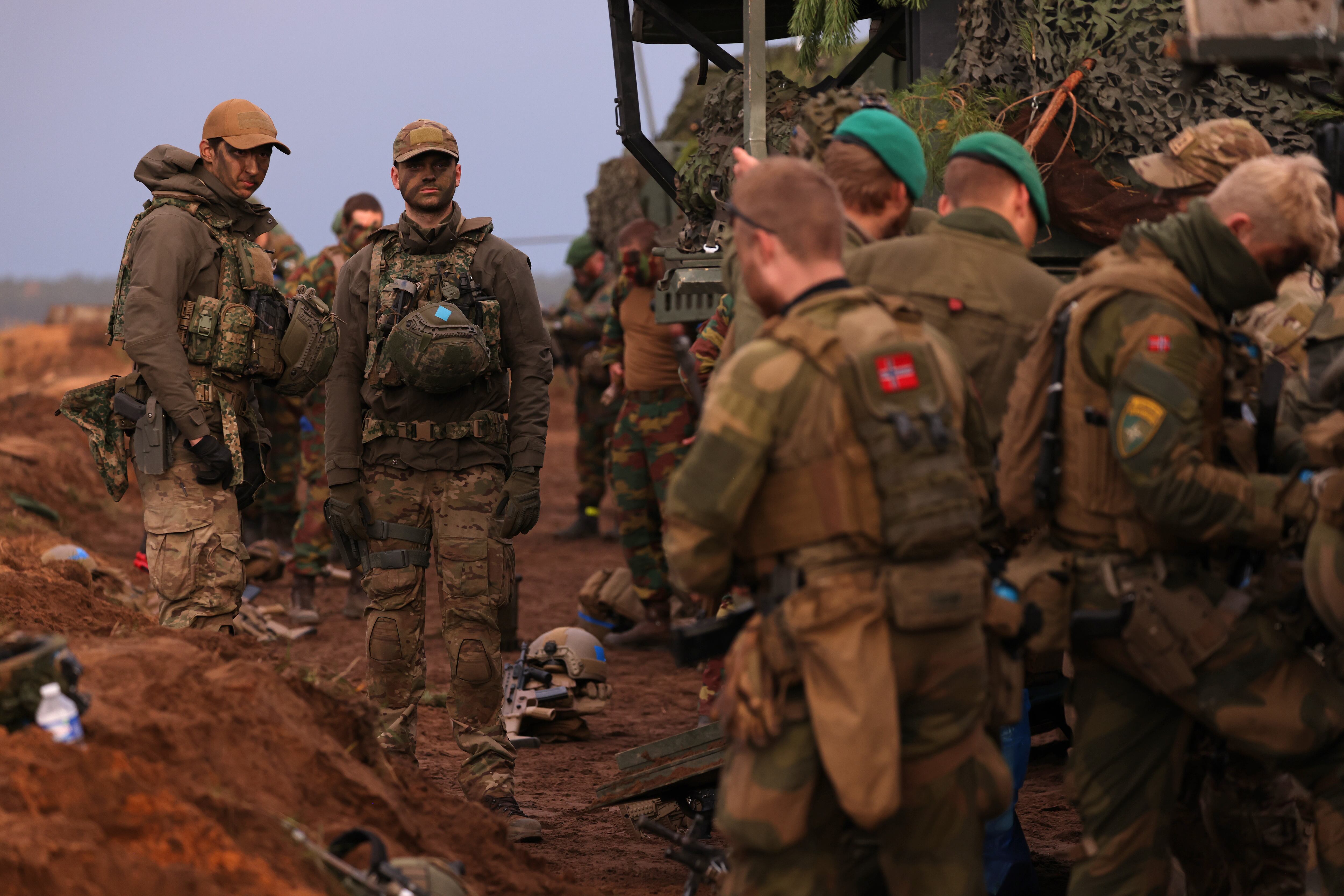 Tropas holandesas y noruegas participan en los ejercicios militares Iron Wolf de la OTAN el 26 de octubre de 2022 en Pabrade, Lituania.