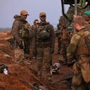 Tropas holandesas y noruegas participan en los ejercicios militares Iron Wolf de la OTAN el 26 de octubre de 2022 en Pabrade, Lituania.