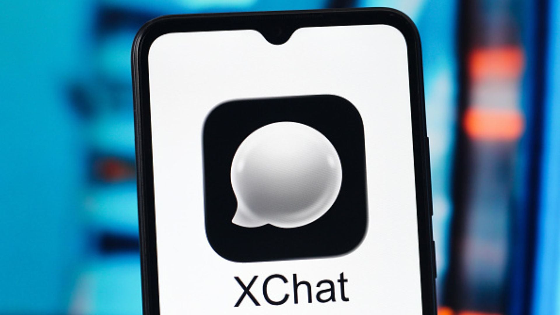 La interfaz mantiene una estética coherente con X, centrada en conversaciones.