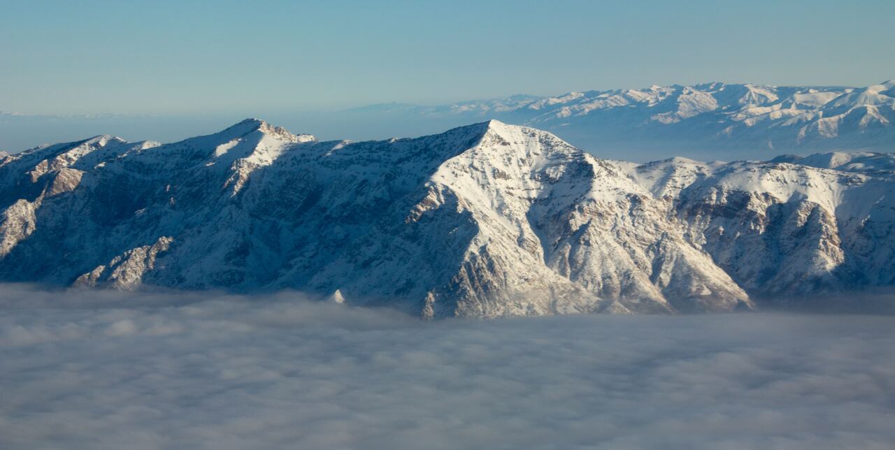 La inversión térmica mantiene las nubes a niveles bajos sobre Salt Lake City, Utah.
