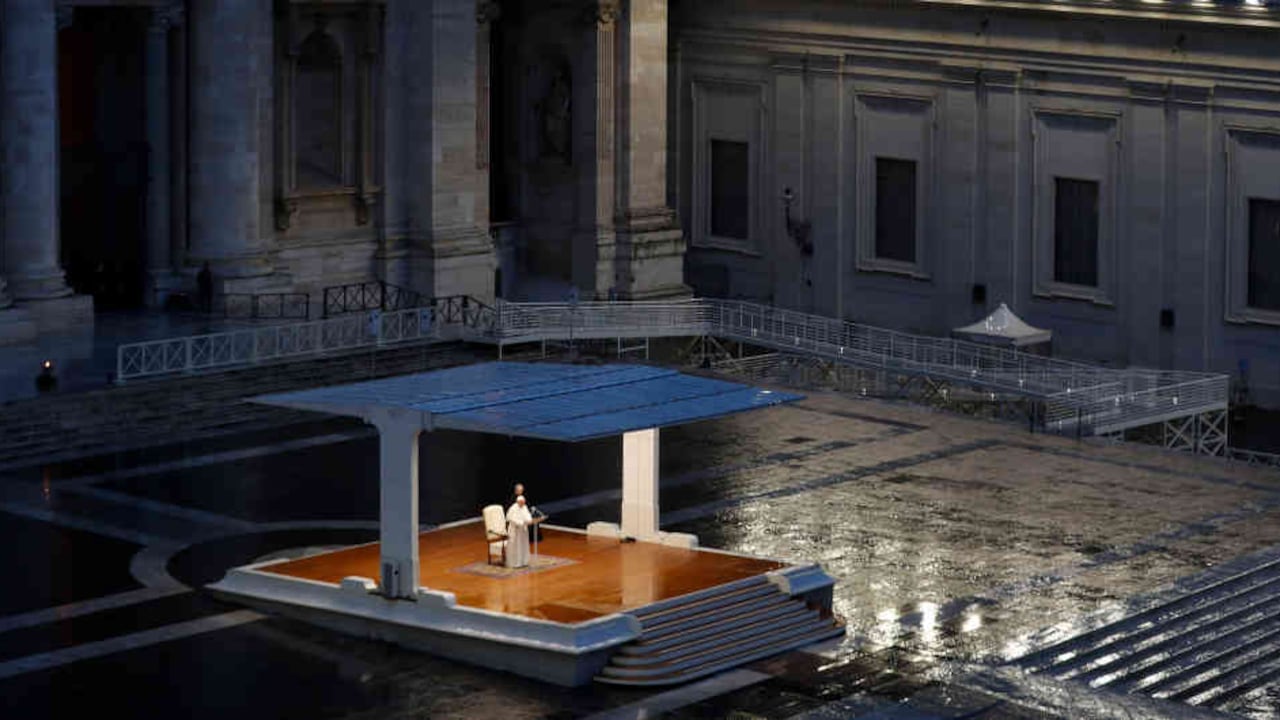 La bendición permitió a los más de 1.300 millones de católicos obtener la indulgencia plenaria, es decir, el perdón de sus pecados, en un momento tan difícil, con medidas de confinamiento que afectan a más de 3.000 millones de personas.