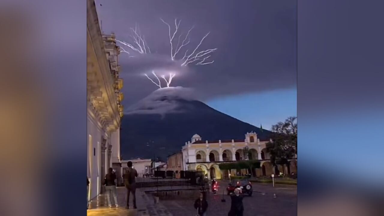 Las imágenes impresionantes dejan ver la forma en como se fragmenta el rayo en un ramaje que sale del cráter del inactivo monte, dejando una escena única.
