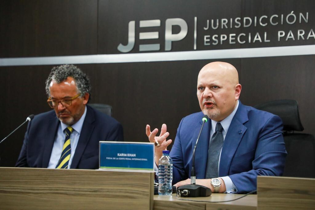 El fiscal de la Corte Penal Internacional, Karim Khan, en su visita a la JEP.