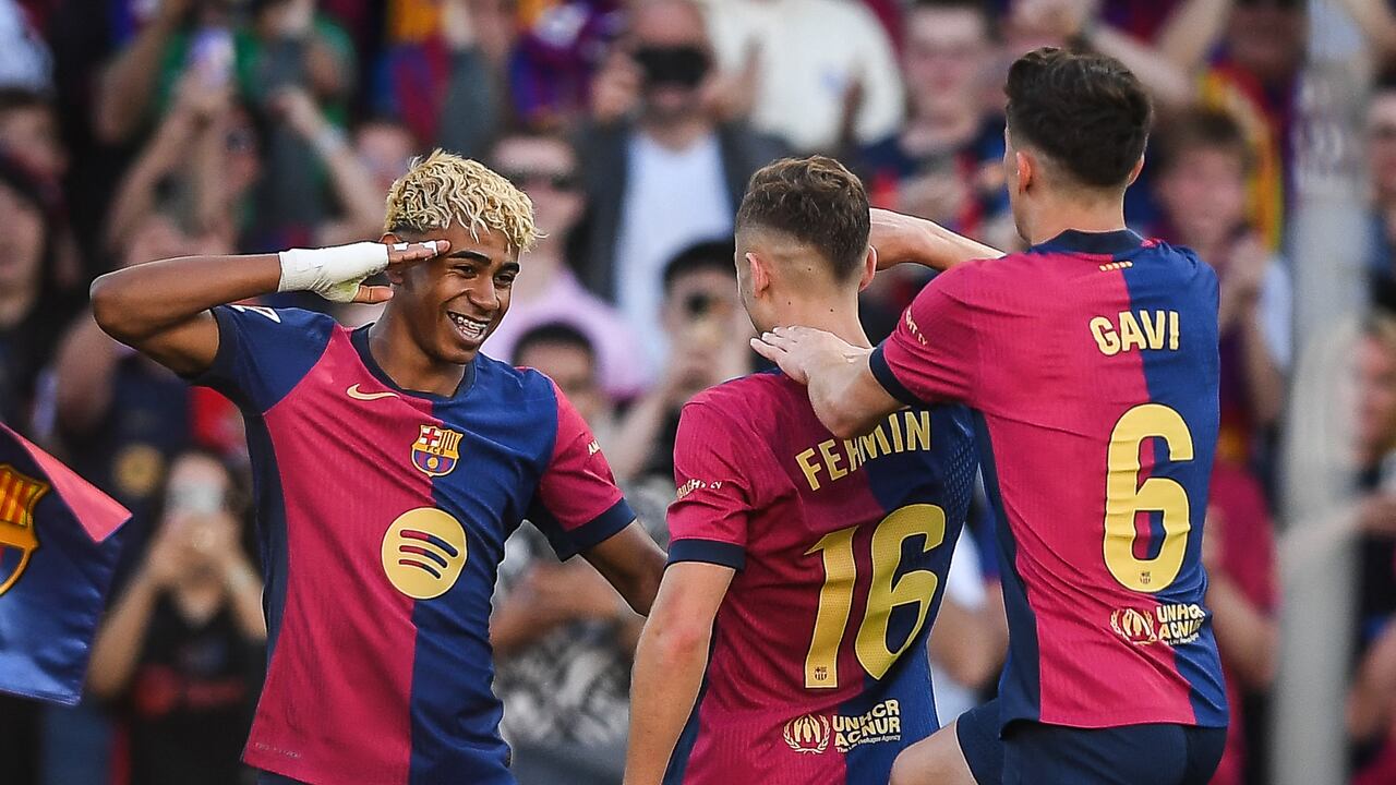 Lamine Yamal celebrando un gol del Barcelona junto a Fermín y Gavi
