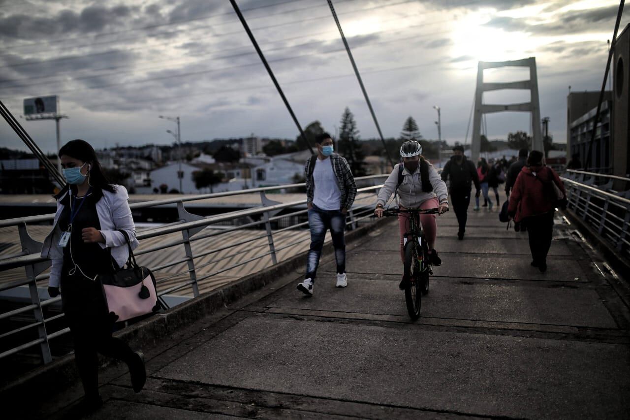 Trasmilenio portal norte, buses llenos, gente esperando bus en cuarentena estricta