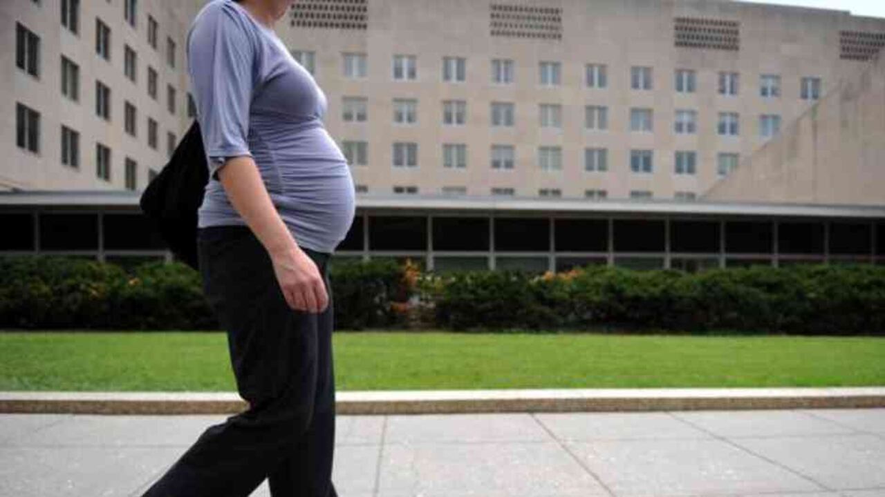 Las embarazadas pueden transmitir covid-19 a sus bebés, según estudio/ Foto: AFP