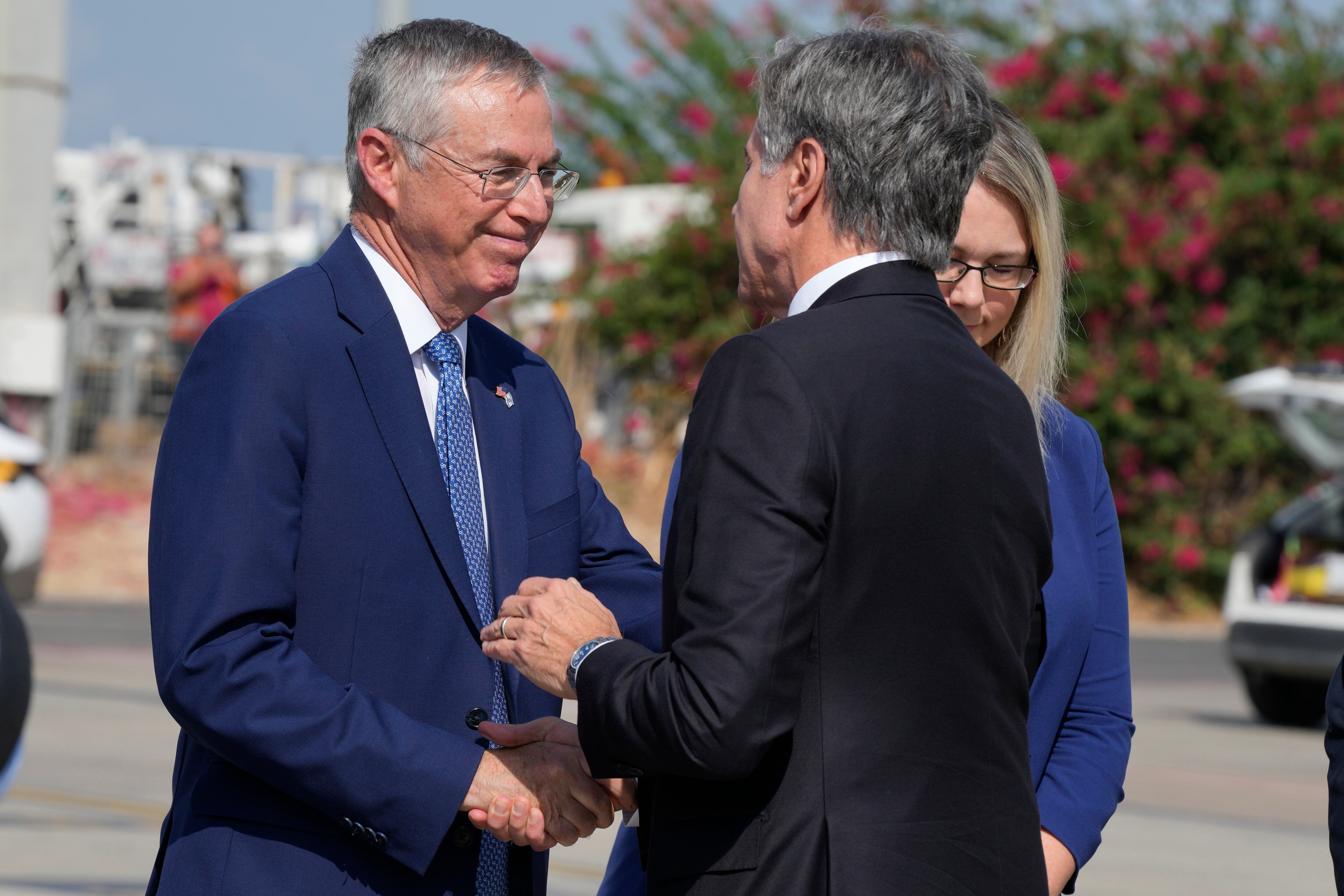 El embajador en Estados Unidos en Israel, Michael Herzog, a la izquierda, da la bienvenida al Secretario de Estado, Antony Blinken a su llegada al aeropuerto Ben Gurion en Tel Aviv, Israel, el jueves 12 de octubre de 2023.