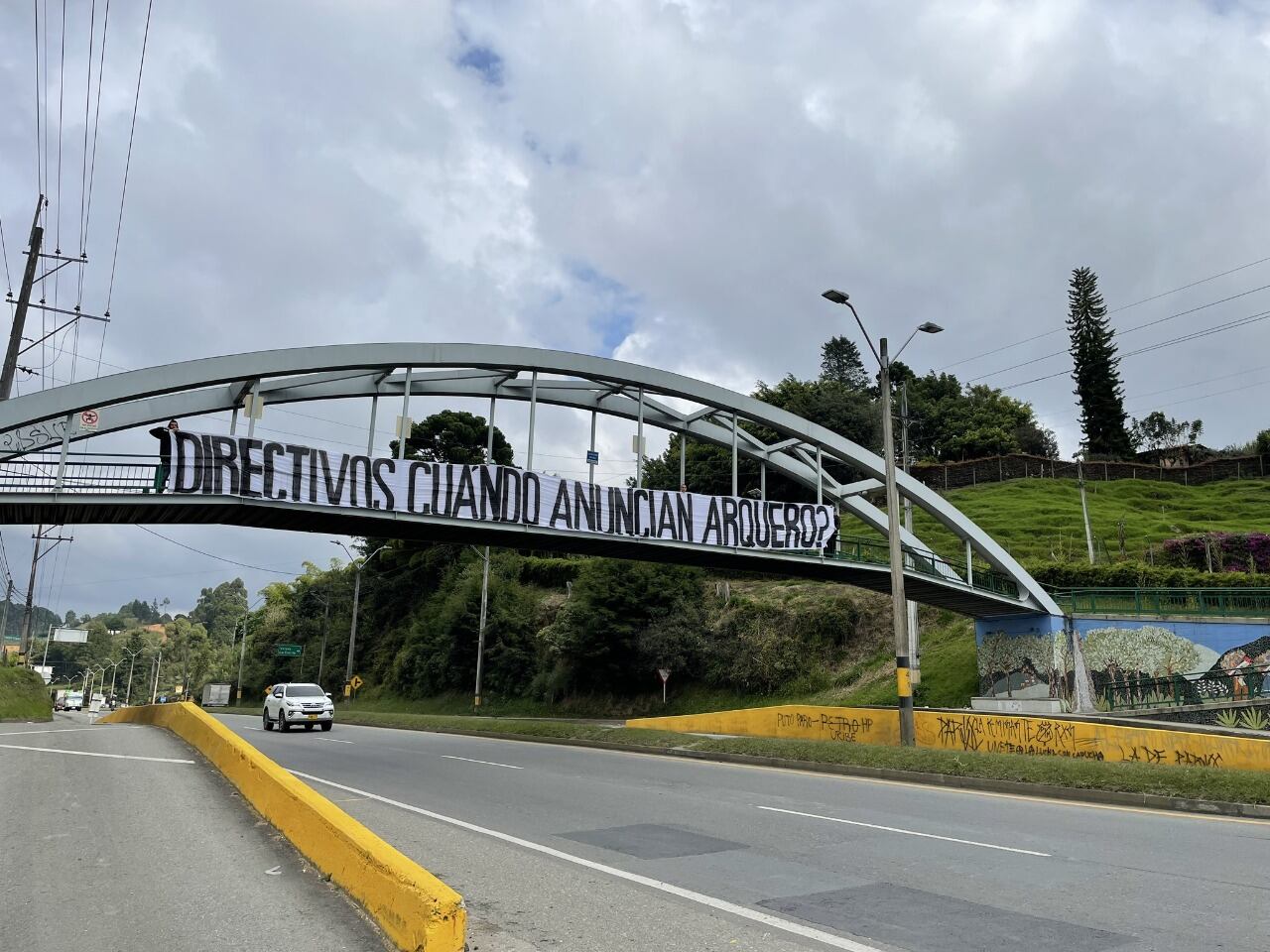 Insultos a Aldair Quintana, arquero de Atlético Nacional. Los hinchas instalaron pancartas y pasacalles en la sede deportiva del club verdolaga