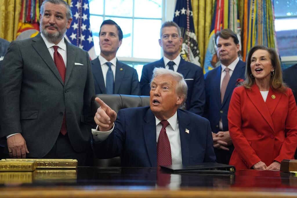 El presidente Donald Trump habla durante un evento sobre estándares de ahorro de combustible en la Oficina Oval de la Casa Blanca