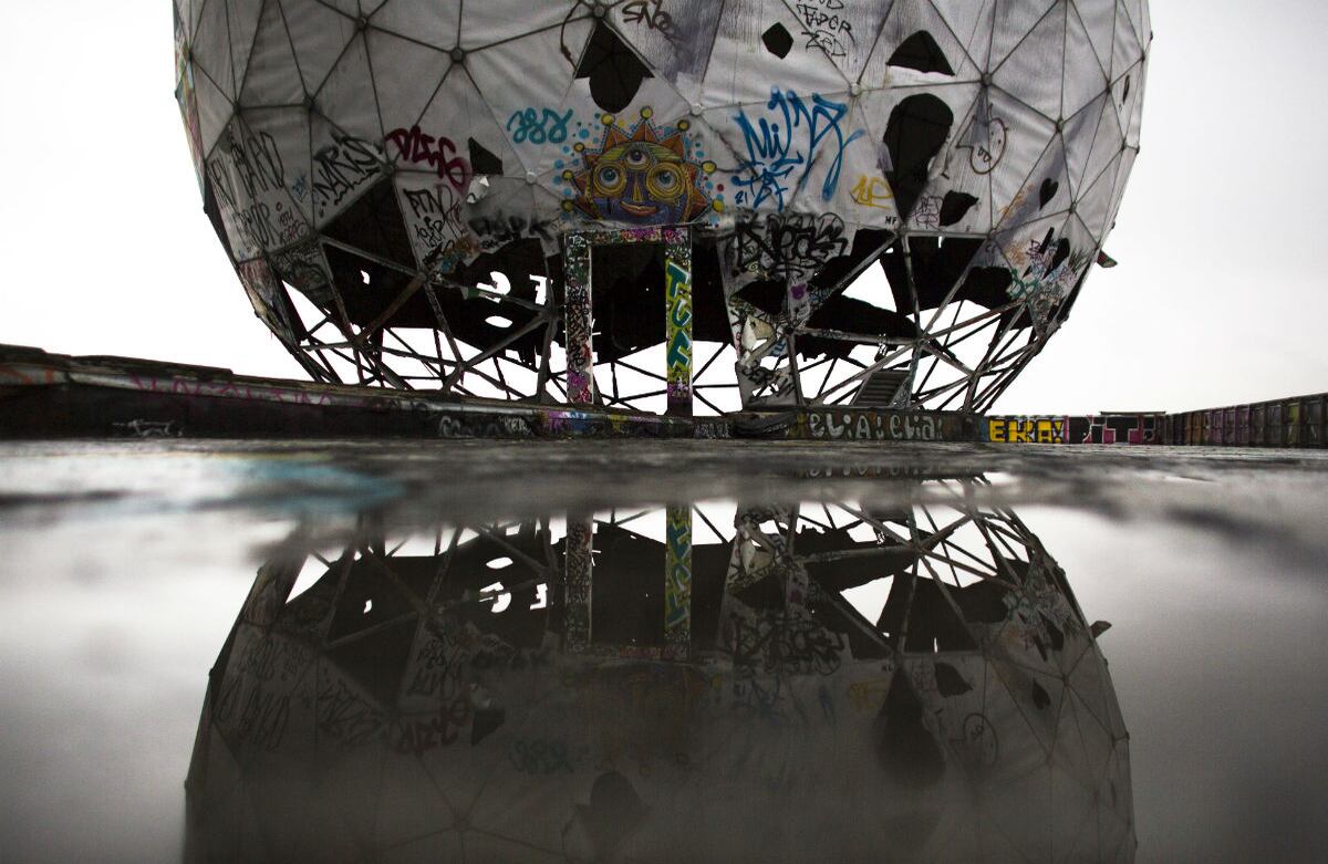 En Berlín, las antenas abandonadas de una estación de escucha de la agencia NSA de Estados Unidos son objeto de visitas turísticas y de grafiteros. (AP)