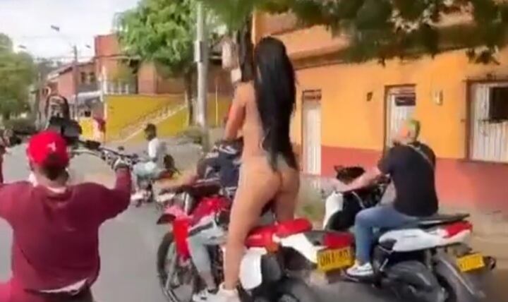 La mujer se paró en varias oportunidades de la moto.