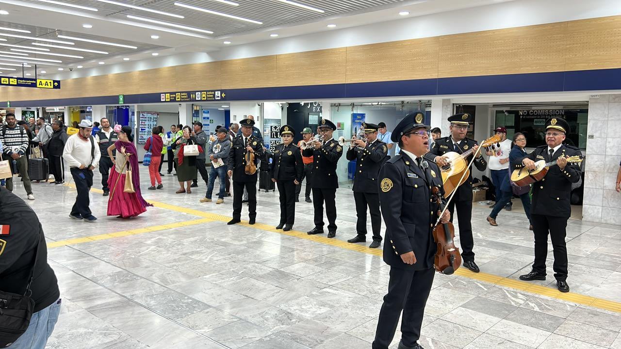 Mariachis recibieron a los aficionados en el Aeropuerto Internacional Benito Juárez.