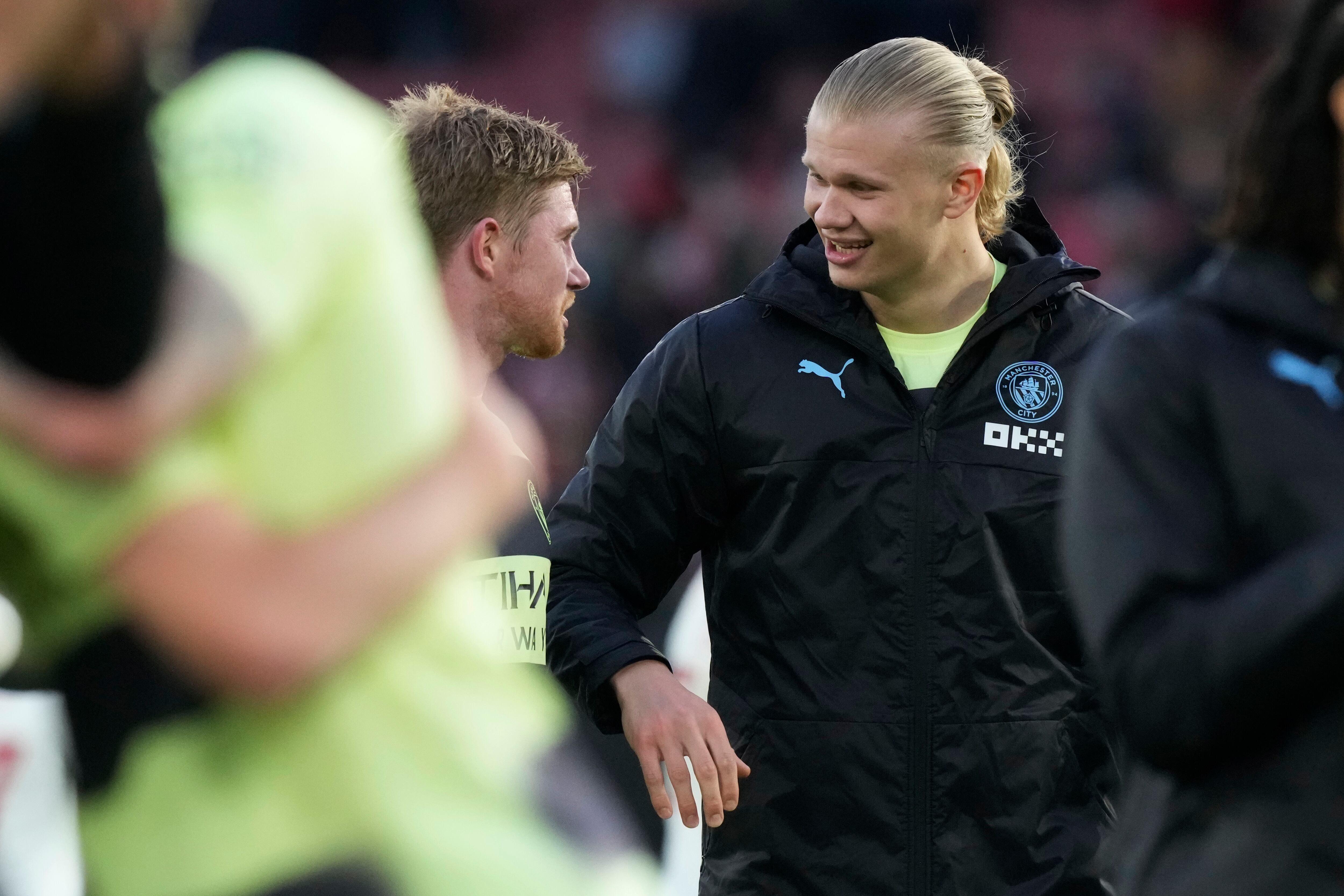 Manchester City's Erling Haaland, centre right, and Kevin De Bruyne celebrate after the English Premier League soccer match between Southampton and Manchester City at St Mary's Stadium in Southampton, England, Saturday, April 8, 2023. (AP Photo/Frank Augstein)