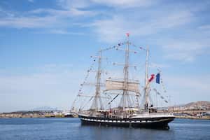 El velero Belem zarpa con la llama olímpica desde el puerto del Pireo, en Grecia, para los Juegos de París 2024, el sábado 27 de abril de 2024. (Foto AP/Petros Giannakouris)