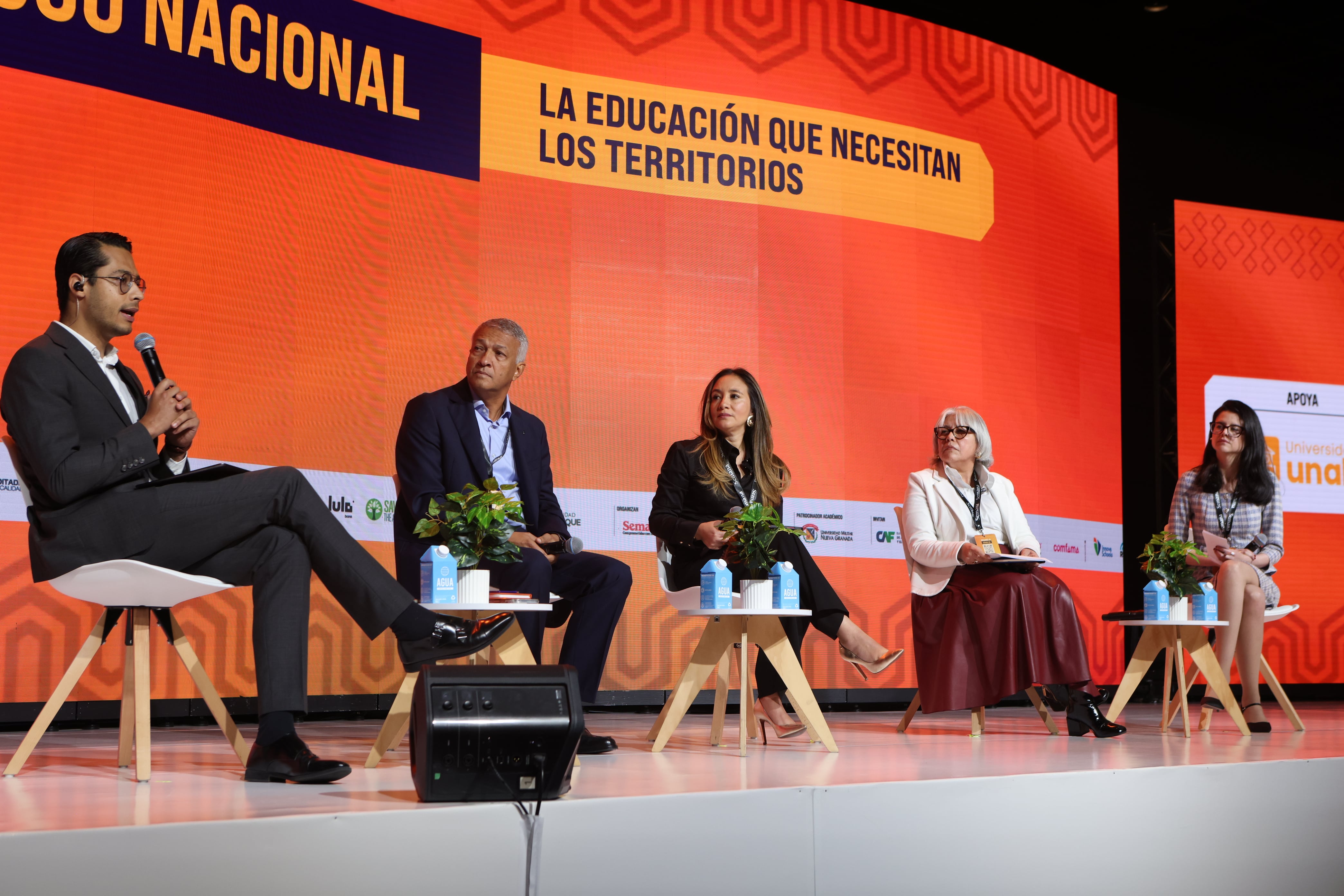 XIII Cumbre de Líderes por la Educación
La generación del cambio
Bogotá 24 septiembre 2026


DIÁLOGO NACIONAL | La educación que necesitan los territorios
Alberto Enrique Martínez Monterrosa, secretario de Educación Distrital de Cartagena
Genny Milena Padilla Reinoso, secretaría de Educación de Cundinamarca
Gledy María Foliaco Rebolledo, viceministra de Educación Preescolar, Básica y Media de
Colombia
Gloria Bernal, directora del Laboratorio de economía de la educación de la Pontificia
Universidad Javeriana
Moderador: Jonathan Toro, periodista de SEMANA
