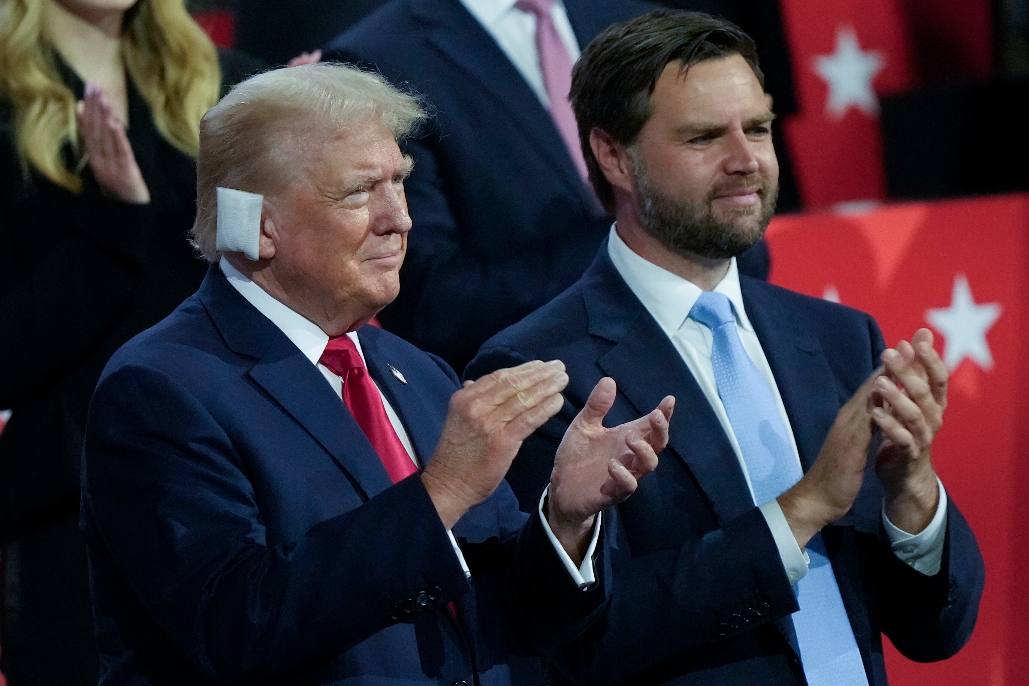 El candidato presidencial republicano Donald Trump, y el candidato republicano a la vicepresidencia, el senador JD Vance, en la Convención Nacional Republicana, el lunes 15 de julio de 2024, en Milwaukee. (AP Foto/Charles Rex Arbogast)