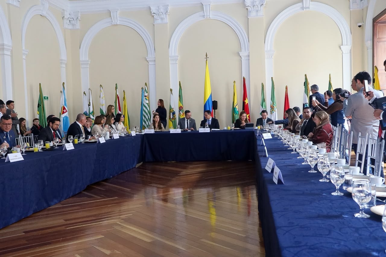 Reunión del Minvivienda con el Centro Democrático
